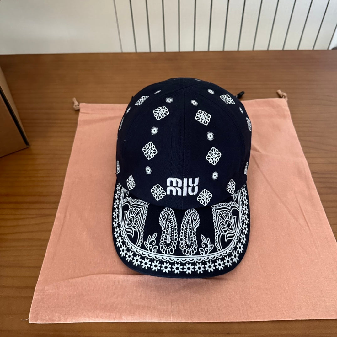 MM BASEBALL CAP IN BLACK WITH WHITE EMBROIDERED PATTERN