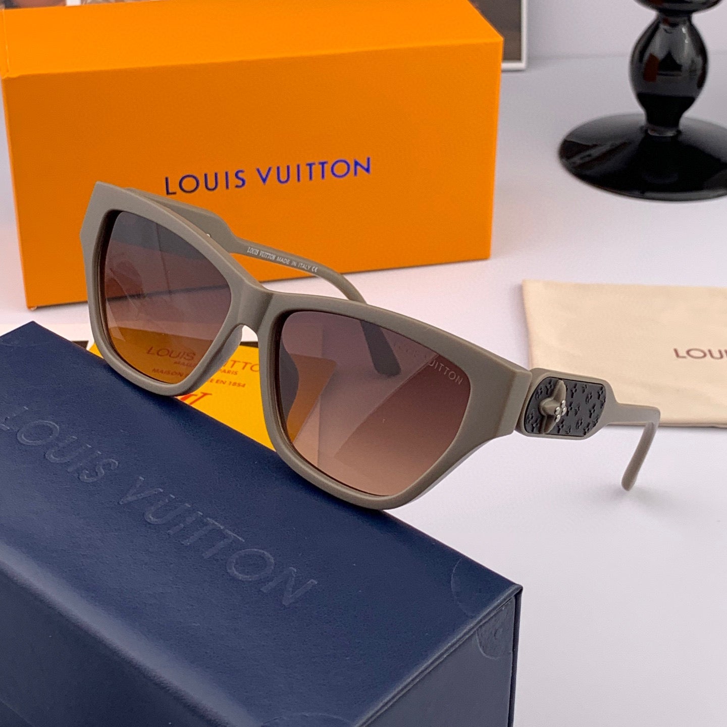 LOUIS VUITTON CAT EYE SUNGLASSES L6220 IN ACETATE