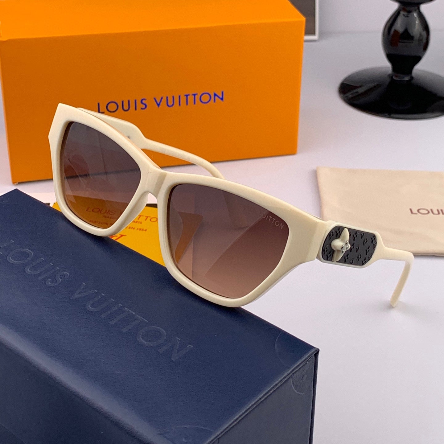 LOUIS VUITTON CAT EYE SUNGLASSES L6220 IN ACETATE