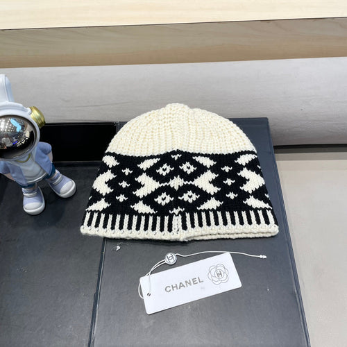CHANEL BEANIE HAT IN WHITE MIX BLACK WOOL 431697