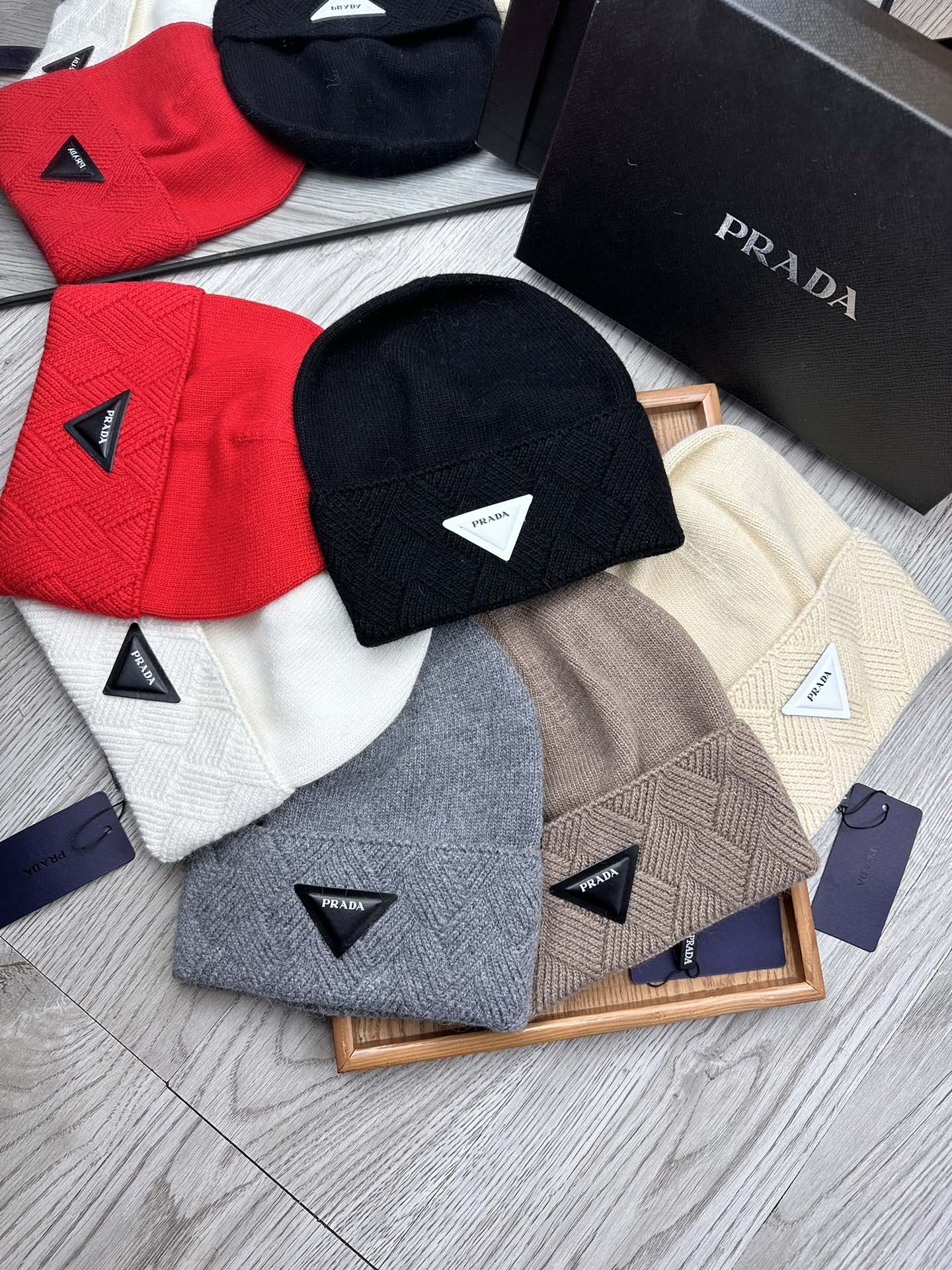PRADA BEANIE HAT IN CHERRY RED WOOL AND RABBIT FUR 342036