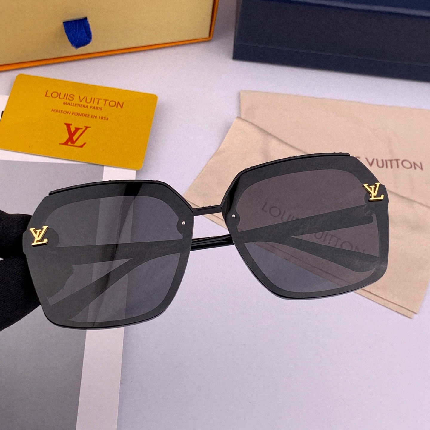 LOUIS VUITTON SQUARE SUNGLASSES L30157 IN BLACK ACETATE MONOGRAM LOGO